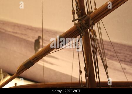 Manipolazione di un'antenna di un tradizionale barque mediterraneo Foto Stock