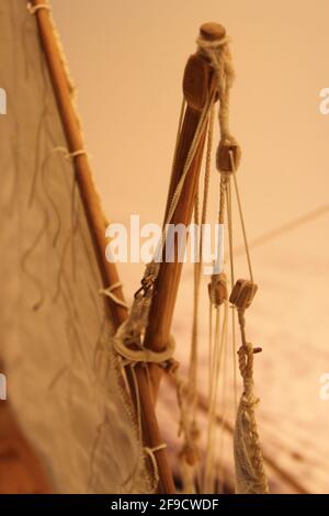 Manipolazione di un'antenna di un tradizionale barque mediterraneo Foto Stock