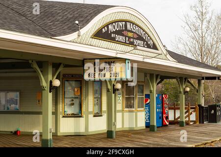 Weirs Beach, sulla punta meridionale del lago Winnipesaukee, è molto affollata nei mesi caldi. Due navi da crociera e una ferrovia intorno alla regione dei laghi kee Foto Stock