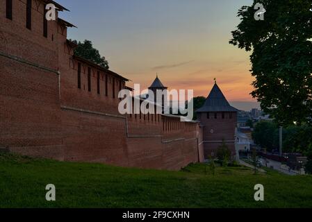 Vista del cremlino in mattoni del XVI secolo, che forma le mura della città del centro storico di Nizhny Novgorod, e che è stato rinnovato nel 20 ° secolo Foto Stock