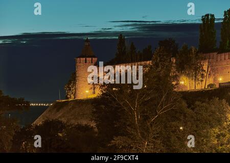 Vista del cremlino in mattoni del XVI secolo, che forma le mura della città del centro storico di Nizhny Novgorod, e che è stato rinnovato nel 20 ° secolo Foto Stock