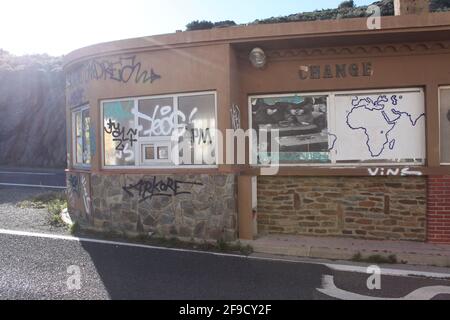 Abbandonato checkpoint al confine francese e spagnolo nel Pirenei Orientali Foto Stock