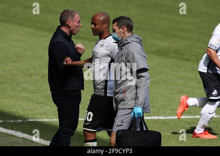 Steve Cooper, il capo allenatore/manager della città di Swansea (l) guarda su come Andre Ayew della città di Swansea esce con un infortunio all'inizio del gioco. EFL Skybet Championship, Swansea City contro Wycombe Wanderers al Liberty Stadium di Swansea sabato 17 aprile 2021. Questa immagine può essere utilizzata solo per scopi editoriali. Solo per uso editoriale, è richiesta una licenza per uso commerciale. Nessun utilizzo nelle scommesse, nei giochi o nelle pubblicazioni di un singolo club/campionato/giocatore. pic di Andrew Orchard/Andrew Orchard sports photography/Alamy Live news Foto Stock