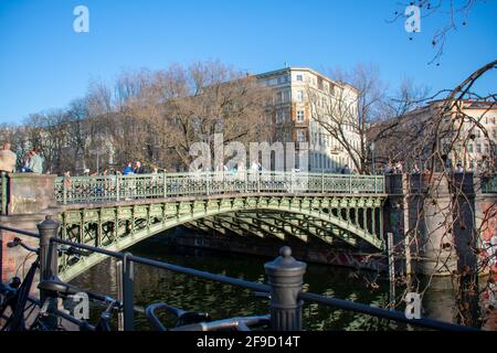 Vista panoramica di Admiralbrucke sul fiume Sprea a Kreuzberg Berlino Foto Stock