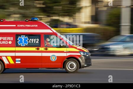 Bucarest, Romania - 01 aprile 2021: Un colpo di panico con un Servizio di emergenza per la rianimazione e l'Estrazione, breve chiamato SMURD, ambulanza in accelerazione Foto Stock