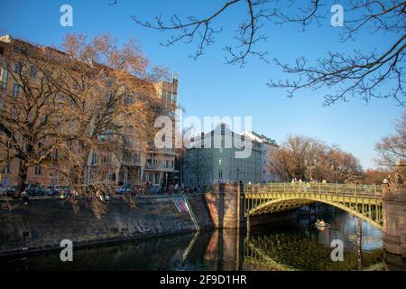 Vista panoramica di Admiralbrucke sul fiume Sprea a Kreuzberg Berlino Foto Stock