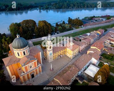 Veduta aerea del Duomo di Boretto, Emilia Romagna. Italia Foto Stock