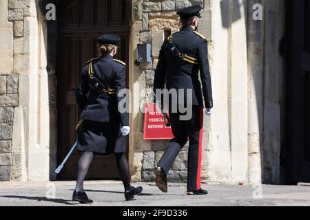 Windsor, Regno Unito. 17 aprile 2021. I membri delle forze armate arrivano al Castello di Windsor per partecipare ai funerali del Duca di Edimburgo. I funerali del principe Filippo, marito della regina Elisabetta II, si svolgono nella Cappella di San Giorgio nel Castello di Windsor, con la cerimonia limitata a 30 lutto in conformità con le attuali restrizioni del coronavirus. Credit: Mark Kerrison/Alamy Live News Foto Stock