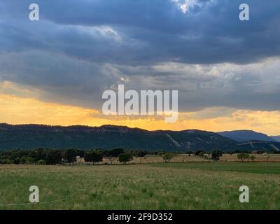 Tramonto nella città di Gerbe, nei Pirenei aragonesi. Huesca, Spagna. Vista Foto Stock