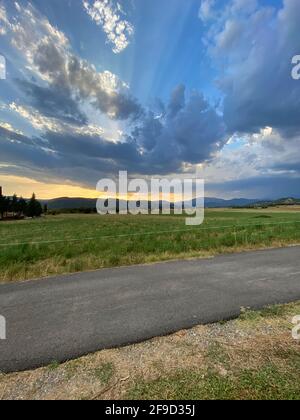 Tramonto nella città di Gerbe, nei Pirenei aragonesi. Huesca, Spagna. Vista Foto Stock