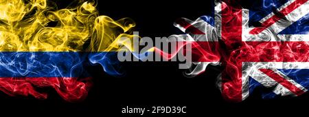 Colombia, Colombia contro Regno Unito, Gran Bretagna, bandiere mistiche fumose britanniche affiancate. Bandiere di fumo astratte spesse colorate in seta. Foto Stock