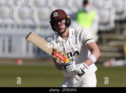 17 aprile 2021. Londra, Regno Unito. Jamie Smith di Surrey si batte mentre Surrey prende il Leicestershire nel campionato della contea al Kia Oval, giorno tre David Rowe/Alamy Live News Foto Stock