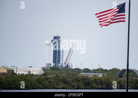 Un razzo SpaceX Falcon 9 con la navicella spaziale Crew Dragon dell'azienda a bordo è visto come è sollevato in una posizione verticale sul pad di lancio al complesso di lancio 39A mentre i preparativi per la missione Crew-2, venerdì 16 aprile 2021, al Kennedy Space Center della NASA in Florida. La missione SpaceX Crew-2 della NASA è la seconda missione di rotazione dell'equipaggio della SpaceX Crew Dragon e del Falcon 9 alla Stazione spaziale Internazionale come parte del Commercial Crew Program dell'agenzia. Gli astronauti della NASA Shane Kimbrough e Megan McArthur, l'astronauta dell'ESA (Agenzia spaziale europea) Thomas Pesquet, e J. Foto Stock