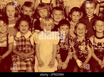 Una fotografia d'epoca di una classe d'asilo californiana, scattata nel 1951, è stata colorata digitalmente e modificata per effetti speciali artistici. Foto Stock