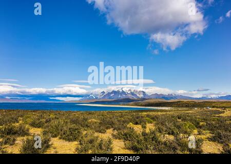 Vista sulle vette in granito frastagliato delle Torres del Paine nel Parco Nazionale Torres del Paine, Patagonia, Cile meridionale, vista sul Lago Sarmiento Foto Stock