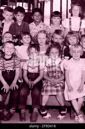 Una fotografia d'epoca di una classe d'asilo californiana, scattata nel 1951, è stata colorata digitalmente e modificata per effetti speciali artistici. Foto Stock