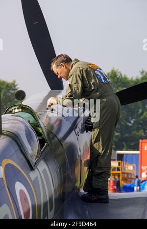 Il pilota Nigel Lamb si prepara al volo in aereo Supermarine Spitfire IX MH434 della seconda guerra mondiale. Controllo prima del volo. Controllo del liquido Foto Stock