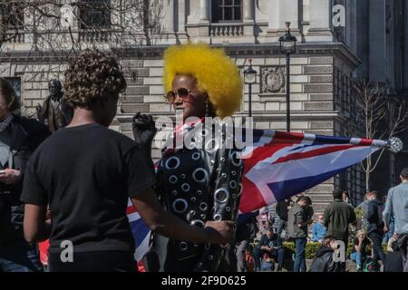 Parliament Square, Londra, Regno Unito. 17 aprile 2021. "Kill the Bill" ha marciato questo pomeriggio da Wellington Arch a Parliament Square. Alle 15:00 la marcia si fermò per prendere parte alla nazionale un minuto di silenzio in ricordo di sua altezza reale, il principe Filippo, duca di Edimburgo. Sabrina Merolla/Alamy Live News Foto Stock