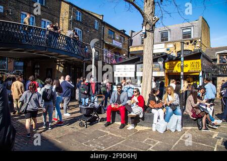 17 aprile 2021 - Londra, Regno Unito, Camden Market ha attratto folle in un weekend soleggiato dopo il blocco pandemico del coronavirus Foto Stock