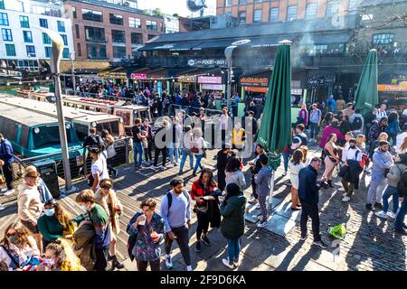 17 aprile 2021 - Londra, Regno Unito, Camden Market ha attratto folle in un weekend soleggiato dopo il blocco pandemico del coronavirus Foto Stock