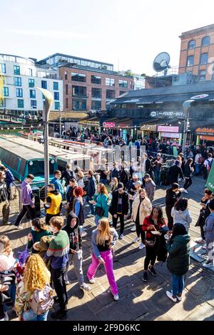 17 aprile 2021 - Londra, Regno Unito, Camden Market ha attratto folle in un weekend soleggiato dopo il blocco pandemico del coronavirus Foto Stock