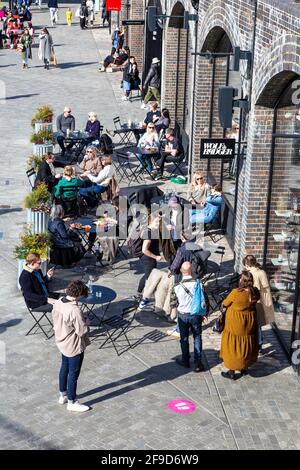 17 aprile 2021 - Londra, Regno Unito, la gente cena all'aperto in un ristorante a Coal Drops Yard, Kings Cross in un fine settimana di sole dopo aver alleggerito il blocco pandemico del coronavirus Foto Stock