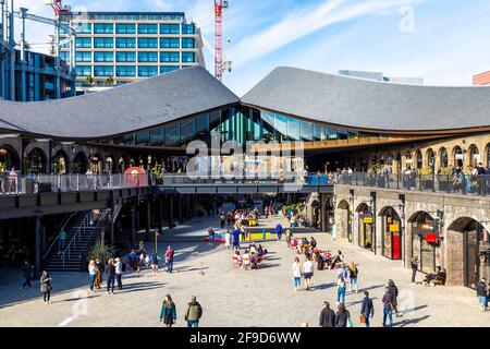 17 aprile 2021 - Londra, Regno Unito, la gente che fa shopping e cena all'aperto nel trafficato Coal Drops Yard, Kings Cross in un weekend soleggiato dopo aver alleggerito il blocco pandemico del coronavirus Foto Stock