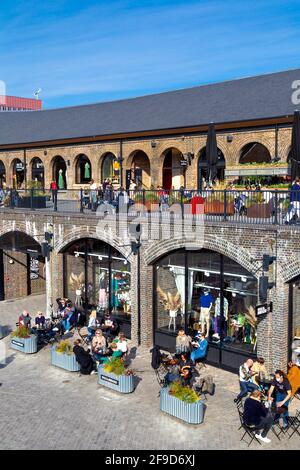 17 aprile 2021 - Londra, Regno Unito, la gente cena all'aperto in un ristorante a Coal Drops Yard, Kings Cross in un fine settimana di sole dopo aver alleggerito il blocco pandemico del coronavirus Foto Stock