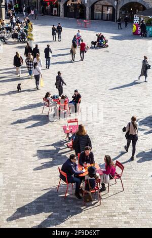 17 aprile 2021 - Londra, Regno Unito, la gente cena all'aperto in un ristorante a Coal Drops Yard, Kings Cross in un fine settimana di sole dopo aver alleggerito il blocco pandemico del coronavirus Foto Stock