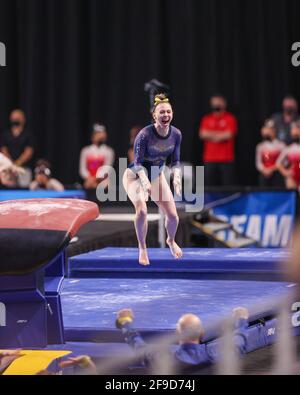 Fort Worth, Texas, Stati Uniti. 17 Apr 2021. Natalie Wojcik del Michigan si esibisce sul pavimento durante le finali del campionato nazionale di ginnastica della Collegiata Nazionale delle Donne NCAA 2021 presso la Dickies Arena di Fort Worth, Texas. Kyle Okita/CSM/Alamy Live News Foto Stock