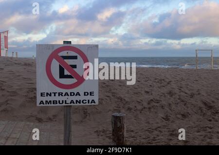 Cartello in spagnolo: Ingresso ambulanza. Foto Stock