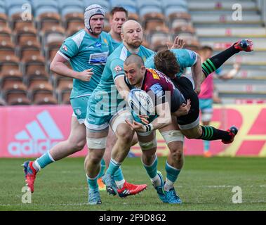 LONDRA, REGNO UNITO. 17 aprile 2021. Mike Brown of Harlequins viene affrontato durante il GALagher Premiership Rugby Match tra Harlequins vs Worcester Warriors al Twickenham Stoop Stadium sabato 17 aprile 2021. LONDRA, INGHILTERRA. Credit: Taka G Wu/Alamy Live News Foto Stock