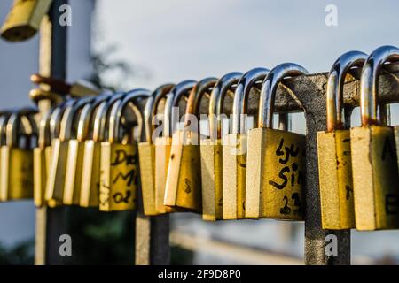 Petrovaradin, Serbia - Luglio 17. 2019: Fortezza di Petrovaradin; lucchetti d'amore sulla recinzione Foto Stock