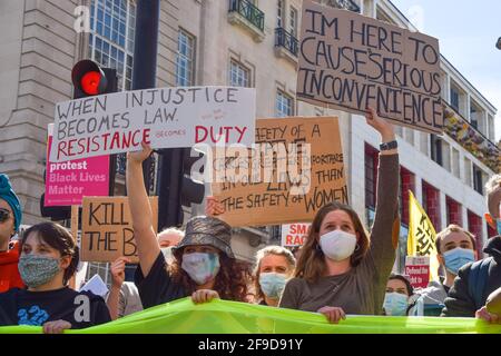 I manifestanti tengono i cartelli durante la dimostrazione di Kill the Bill nel centro di Londra. Le folle hanno marciato ancora una volta per protestare contro la polizia, il crimine, le sentenze e i tribunali Bill. Foto Stock