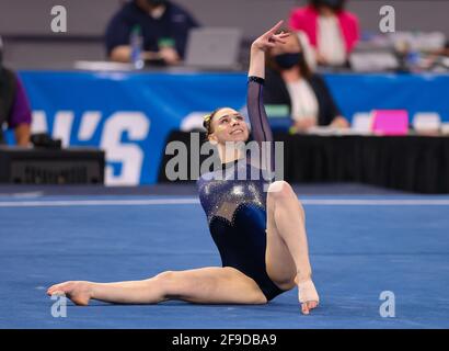 Fort Worth, Texas, Stati Uniti. 17 Apr 2021. Natalie Wojcik del Michigan esegue la sua routine di pavimento durante le finali del campionato nazionale di ginnastica della Collegiata Nazionale delle Donne NCAA 2021 presso la Dickies Arena di Fort Worth, Texas. Kyle Okita/CSM/Alamy Live News Foto Stock