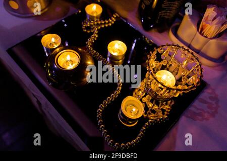 Primo piano di candele su un oggetto riflettente sul tabella Foto Stock