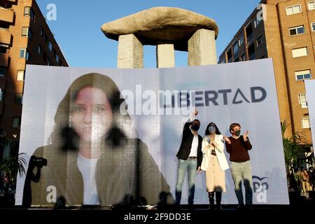 Madrid, Spagna; 17.04.2021.- Ayuso inizia la campagna elettorale, con il suo slogan 'Freedom'Isabel Díaz Ayuso's Popular Party (PP) inizia come il favorito per vincere le elezioni del 4 maggio. In piazza Salvador Dalí, il leader nazionale del partito Pablo Casado, l'ex presidente di Madrid e candidato alla stessa carica Isabel Díaz Ayuso e il sindaco della città di Madrid José Luis Martínez Almeida si sono incontrati per iniziare la campagna. Ayuso, presidente della Comunità di Madrid, ha indetto elezioni anticipate che si terranno il 4 maggio 2021. L'atto è stato realizzato sotto le misure del covid-19 pandemi Foto Stock