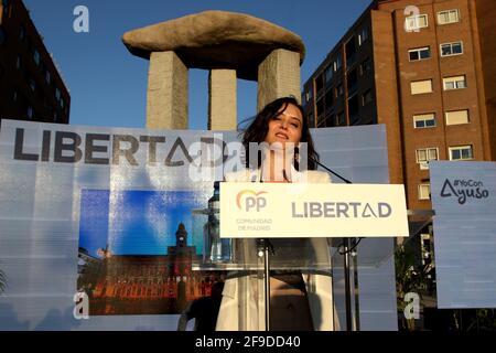 Madrid, Spagna; 17.04.2021.- Ayuso inizia la campagna elettorale, con il suo slogan 'Freedom'Isabel Díaz Ayuso's Popular Party (PP) inizia come il favorito per vincere le elezioni del 4 maggio. In piazza Salvador Dalí, il leader nazionale del partito Pablo Casado, l'ex presidente di Madrid e candidato alla stessa carica Isabel Díaz Ayuso e il sindaco della città di Madrid José Luis Martínez Almeida si sono incontrati per iniziare la campagna. Ayuso, presidente della Comunità di Madrid, ha indetto elezioni anticipate che si terranno il 4 maggio 2021. L'atto è stato realizzato sotto le misure del covid-19 pandemi Foto Stock