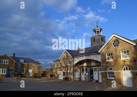 Homestead Cafe e cortile, Beckenham Place Park, nel mese di aprile, un edificio restaurato primi del 19 ° secolo stabile e cottage. Ora è un bar/pub molto popolare Foto Stock