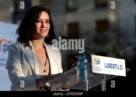 Madrid, Spagna; 17.04.2021.- Ayuso inizia la campagna elettorale.Isabel Díaz il Partito popolare di Ayuso (PP) inizia come il favorito per vincere le elezioni del 4 maggio. In piazza Salvador Dalí, il leader nazionale del partito Pablo Casado, l'ex presidente di Madrid e candidato alla stessa carica Isabel Díaz Ayuso e il sindaco della città di Madrid José Luis Martínez Almeida si sono incontrati per iniziare la campagna. Ayuso, presidente della Comunità di Madrid, ha indetto elezioni anticipate che si terranno il 4 maggio 2021. L'atto è stato effettuato sotto le misure della pandemia del covid-19, seduto in sedie con Foto Stock