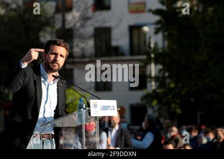 Madrid, Spagna; 17.04.2021.- leader del Partito popolare durante il suo speechAyuso inizia la campagna elettorale. Il Partito popolare di Isabel Díaz Ayuso (PP) inizia come il favorito per vincere le elezioni del 4 maggio. In piazza Salvador Dalí, il leader nazionale del partito Pablo Casado, l'ex presidente di Madrid e candidato alla stessa carica Isabel Díaz Ayuso e il sindaco della città di Madrid José Luis Martínez Almeida si sono incontrati per iniziare la campagna. Ayuso, presidente della Comunità di Madrid, ha indetto elezioni anticipate che si terranno il 4 maggio 2021. L'atto è stato realizzato nel quadro delle misure di Foto Stock