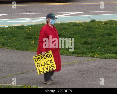 New York, New York, Stati Uniti. 17 Apr 2021. NEW YORK - Daunte Wright marzo sul far Rockaway Boardwalk. I membri della Comunità marciano sulla Boardwalk per protestare contro la sparatoria e l'uccisione di Daunte Wright. Credit: Bruce Cotler/ZUMA Wire/Alamy Live News Foto Stock