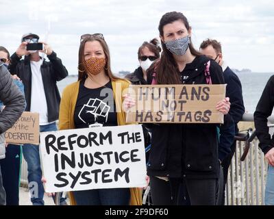New York, New York, Stati Uniti. 17 Apr 2021. NEW YORK - Daunte Wright marzo sul far Rockaway Boardwalk. I membri della Comunità marciano sulla Boardwalk per protestare contro la sparatoria e l'uccisione di Daunte Wright. Credit: Bruce Cotler/ZUMA Wire/Alamy Live News Foto Stock