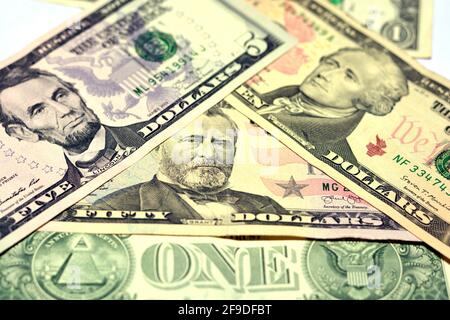 Fondo monetario americano, bolletta americana di 1, 5, 10 e 50 dollari, focus selettivo di banconote diverse Foto Stock