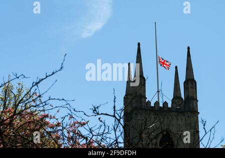 Windsor. 17 Apr 2021. Foto scattata il 17 aprile 2021 mostra la bandiera di Union Jack che vola a mezza altezza a Windsor, in Gran Bretagna. Il funerale del duca di Edimburgo si è tenuto sabato a Windsor in linea con le restrizioni del governo britannico. La Gran Bretagna tacque per un minuto di riflessione davanti ai funerali del Principe Filippo che iniziarono alle 15:00 CET (1400 GMT) presso la St. George's Chapel, nei terreni del Castello di Windsor, che dista circa 35 chilometri dal centro di Londra. Credit: Han Yan/Xinhua/Alamy Live News Foto Stock