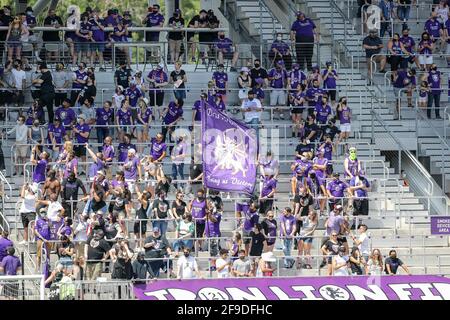 Orlando, Florida, Stati Uniti. 17 aprile 2021: I fan di Orlando City si rallegrano per la loro squadra durante la partita Orlando City contro Atlanta United all'Exploria Stadium di Orlando, Florida, il 17 aprile 2021. Credit: Cory Knowlton/ZUMA Wire/Alamy Live News Foto Stock