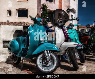 PORTO CERVO, ITALIA - 02 settembre 2017: Porto Cervo, Italia - 29 giugno 2016: Piaggio Vespa moto scooter sprint vintage Foto Stock