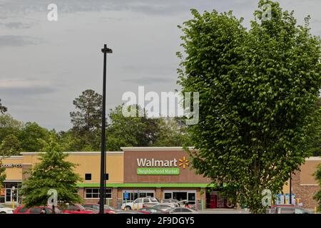 Augusta, GA USA - 04 15 21: Vista a distanza Walmart quartiere mercato persone e automobili costruire segno e logo Foto Stock