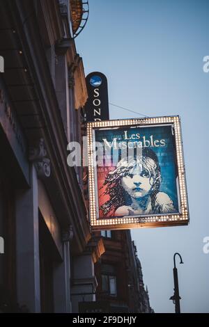 Soho, Londra | UK - 2021.04.16: Les Miserables segno, uno spettacolo di lunga durata famoso in tutto il mondo nel West End di Londra Foto Stock