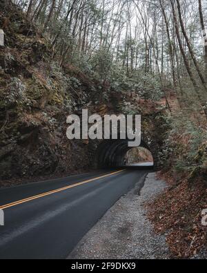 breve tunnel sulla strada per cades insenatura nel grande parco nazionale smokey mountain Foto Stock